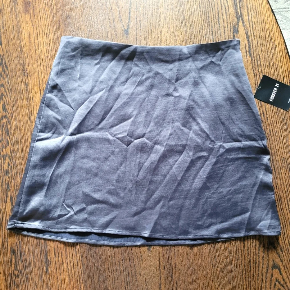Forever 21 Gunmetal Gray Satin Skirt Size Women's Medium NEW with tag - Picture 2 of 12